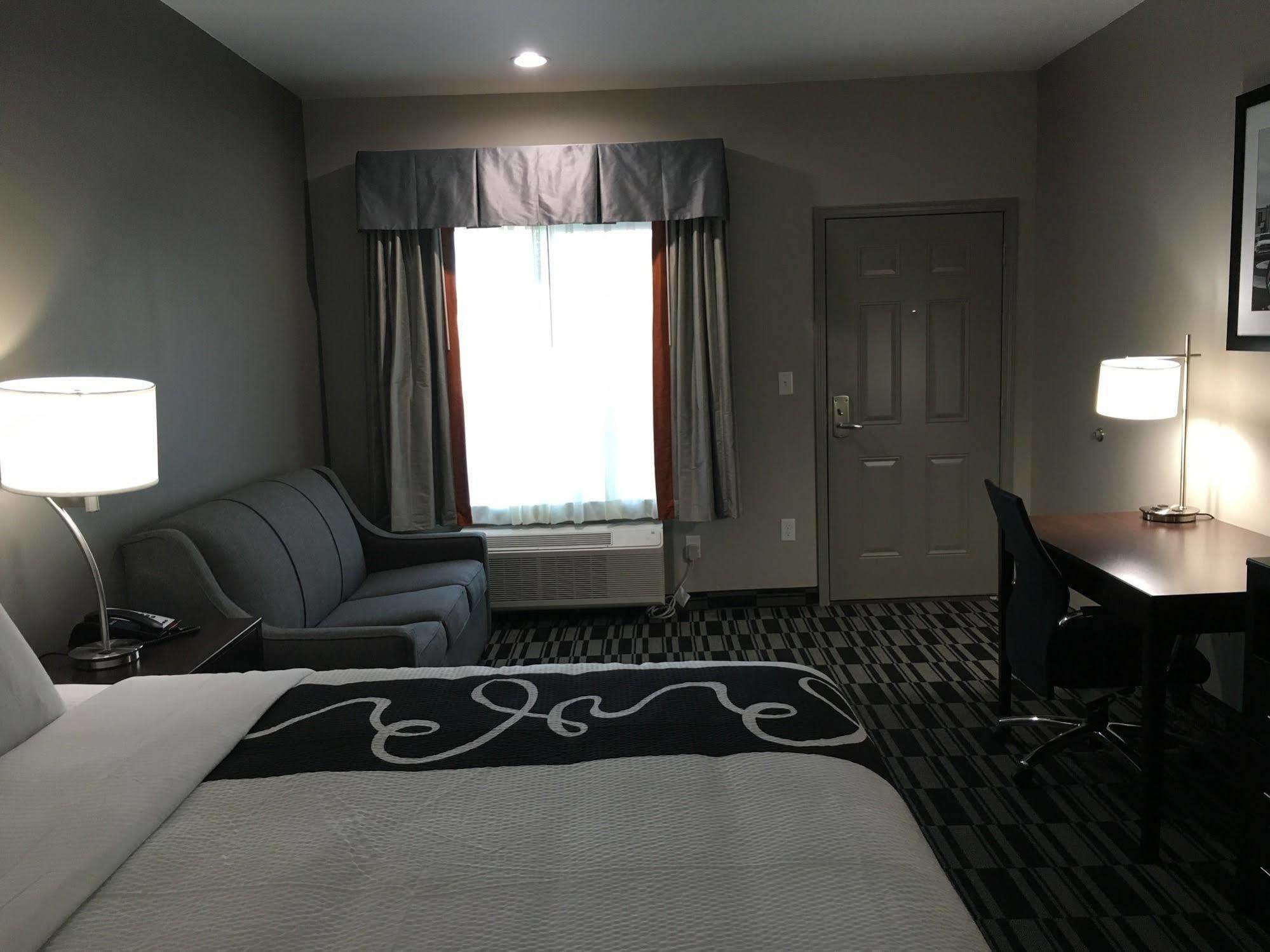 Catoosa Inn & Suites Buitenkant foto