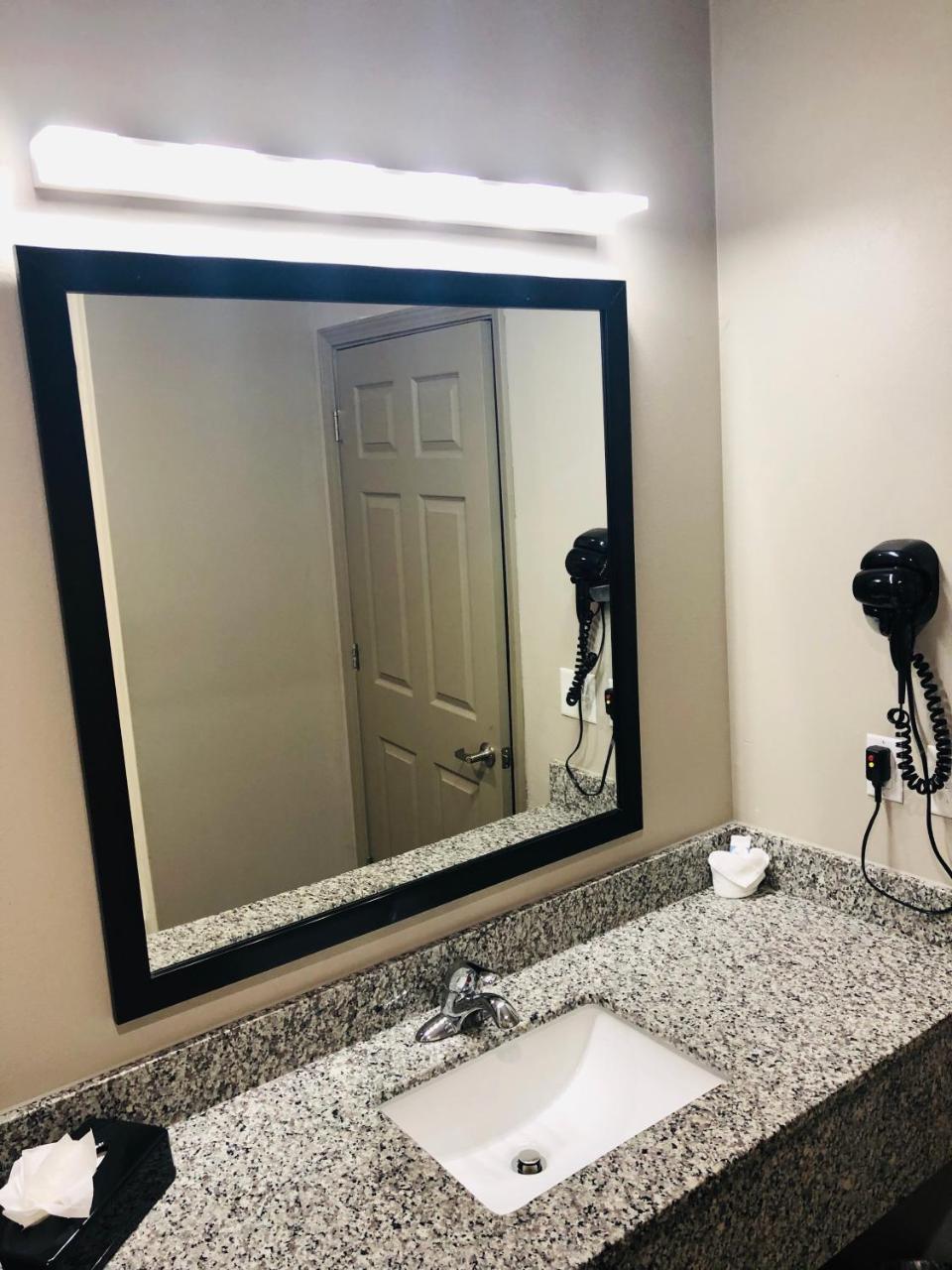Catoosa Inn & Suites Buitenkant foto